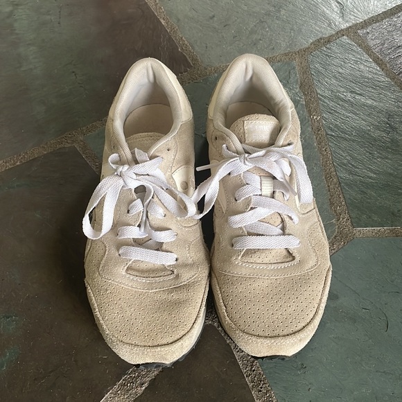 Saucony Tennis Shoes - Picture 2 of 8